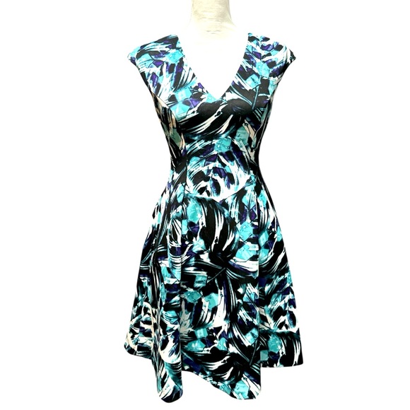 Vince Camuto Dresses & Skirts - Vince Camuto Beautiful Fit and Flare Scuba V - Neck Dress